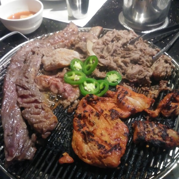 12/2/2017 tarihinde Lorenzo G.ziyaretçi tarafından Manna Korean BBQ'de çekilen fotoğraf