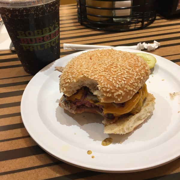 Das Foto wurde bei Bobby&#39;s Burger Palace von Alex G. am 5/29/2017 aufgenommen