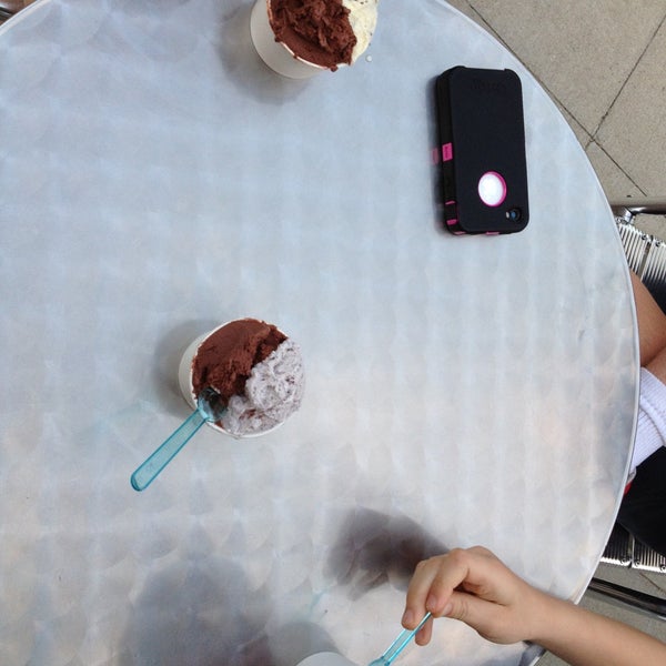 5/9/2013 tarihinde Shawn S.ziyaretçi tarafından Glacé Artisan Ice Cream'de çekilen fotoğraf