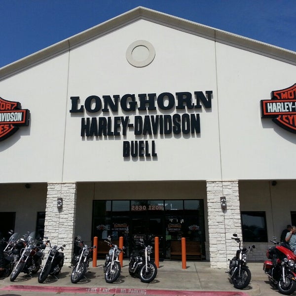 Foto tirada no(a) Longhorn Harley-Davidson por Johanna B. em 3/24/2014
