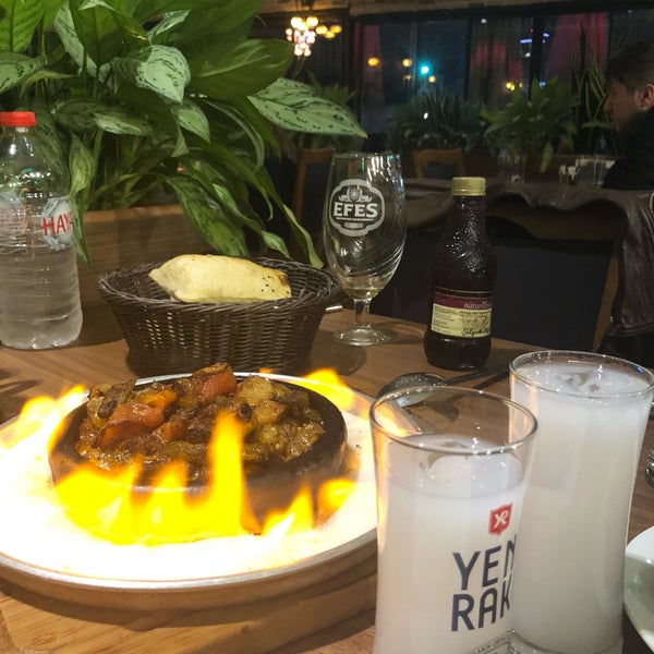 Photo taken at Çakıl Restaurant - Ataşehir by Ayla on 11/9/2018