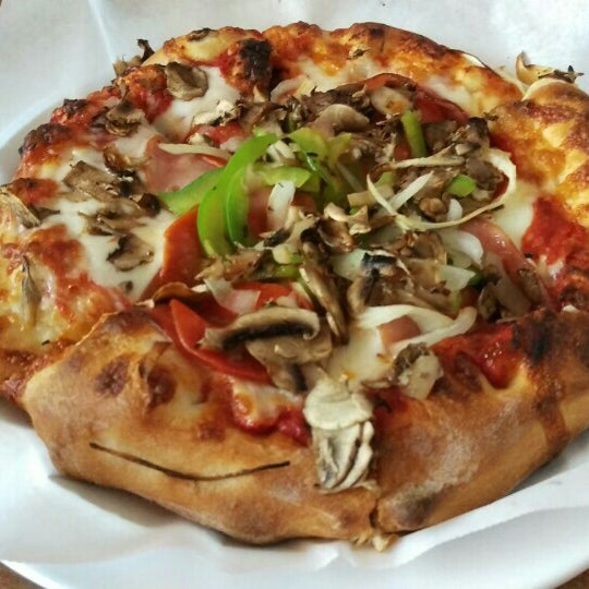 Foto tirada no(a) Downey Pizza Company por Rosa S. em 5/31/2015