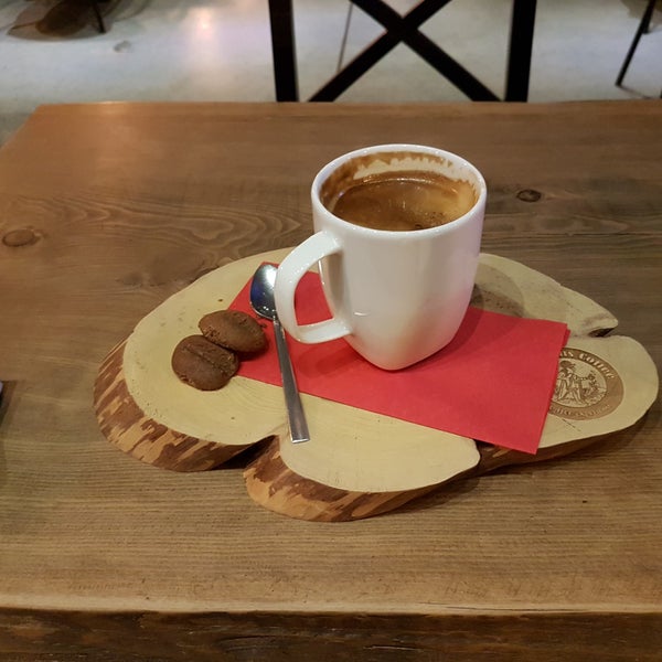 Foto tirada no(a) The Lukkans Coffee por Goodslave M. em 10/23/2018