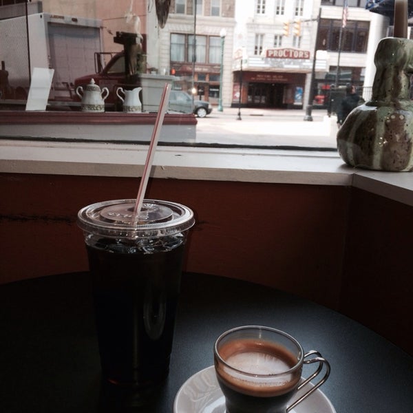 Das Foto wurde bei The Happy Cappuccino Coffee House von Typical S. am 4/22/2014 aufgenommen
