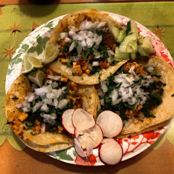 6/12/2013 tarihinde Typical S.ziyaretçi tarafından Tacos El Chilango'de çekilen fotoğraf