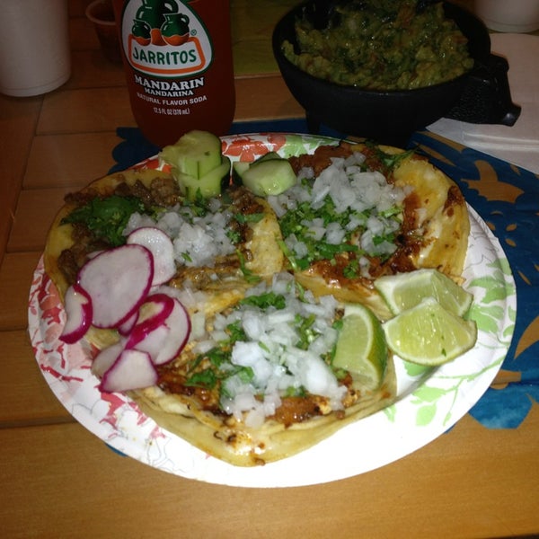 12/5/2013 tarihinde Typical S.ziyaretçi tarafından Tacos El Chilango'de çekilen fotoğraf