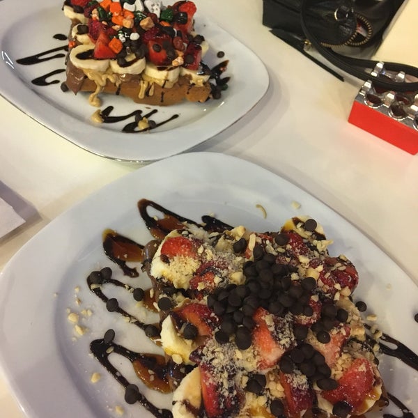 Photo taken at Renk Waffle by Ece A. on 8/4/2018