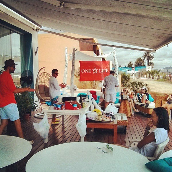8/27/2013 tarihinde Sergey G.ziyaretçi tarafından St.Tropez Beach Bar &amp; Restaurant IBIZA'de çekilen fotoğraf