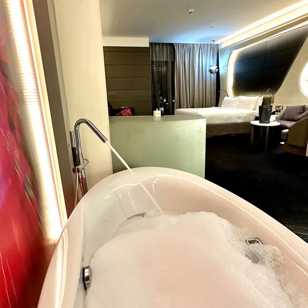 9/26/2023 tarihinde .AHMEDziyaretçi tarafından V Hotel Dubai, Curio Collection by Hilton'de çekilen fotoğraf