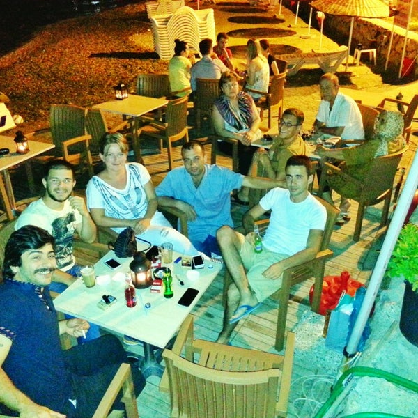 Das Foto wurde bei Uğur Tobacco &amp; Cafe Beach von Ulaş A. am 7/9/2014 aufgenommen