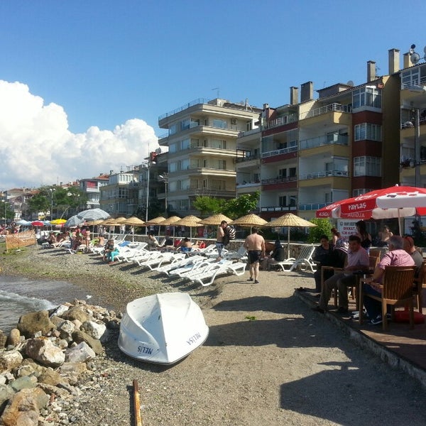 Das Foto wurde bei Uğur Tobacco &amp; Cafe Beach von Ulaş A. am 6/16/2013 aufgenommen