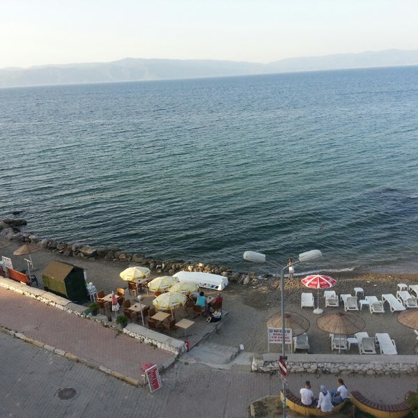Das Foto wurde bei Uğur Tobacco &amp; Cafe Beach von Ulaş A. am 7/13/2014 aufgenommen