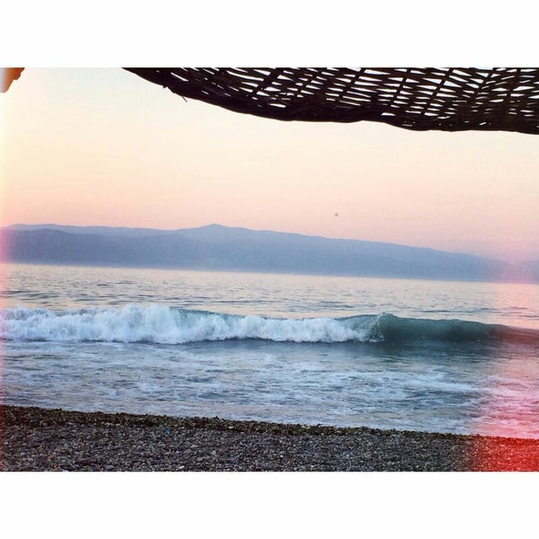 Das Foto wurde bei Uğur Tobacco &amp; Cafe Beach von Ulaş A. am 9/10/2014 aufgenommen