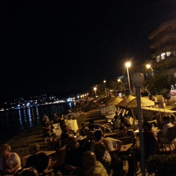 Das Foto wurde bei Uğur Tobacco &amp; Cafe Beach von Ulaş A. am 7/13/2014 aufgenommen