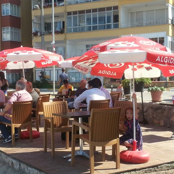 Das Foto wurde bei Uğur Tobacco &amp; Cafe Beach von Ulaş A. am 6/16/2013 aufgenommen