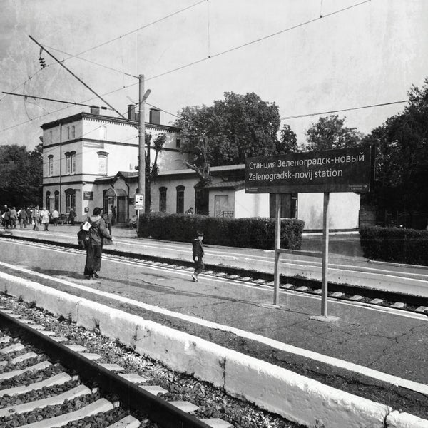 Жд вокзал зеленоградск. Платформа на вокзале Зеленоградск. Зеленоградск вокзал. Зеленоградск вокзал фото.