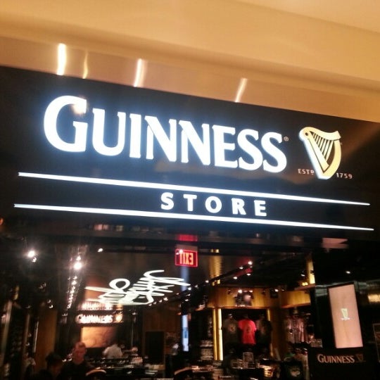 2/25/2013 tarihinde Jimi R.ziyaretçi tarafından GUINNESS Store'de çekilen fotoğraf