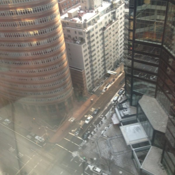 รูปภาพถ่ายที่ Courtyard by Marriott New York Manhattan/Midtown East โดย Gabriel A. เมื่อ 2/4/2013