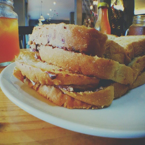 รูปภาพถ่ายที่ Toasty Eatery โดย Nanda P. เมื่อ 12/9/2014