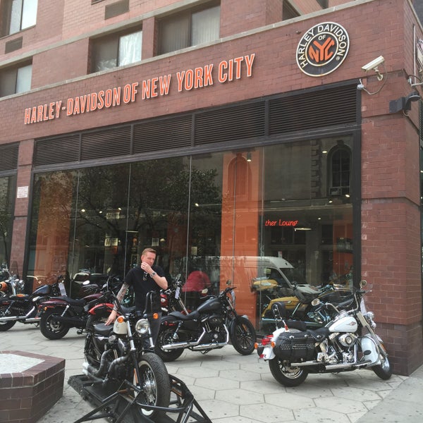 5/31/2015 tarihinde Marcelo M.ziyaretçi tarafından Harley-Davidson of New York City'de çekilen fotoğraf