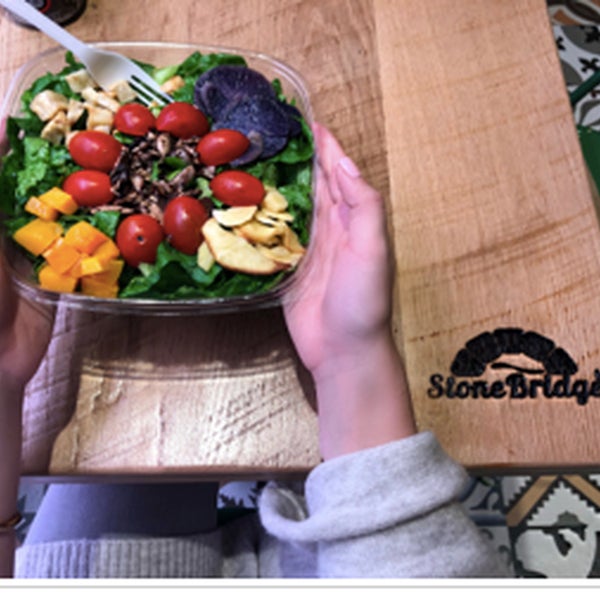 รูปภาพถ่ายที่ Stone Bridge Pizza &amp; Salad โดย Enrique M. เมื่อ 11/9/2017