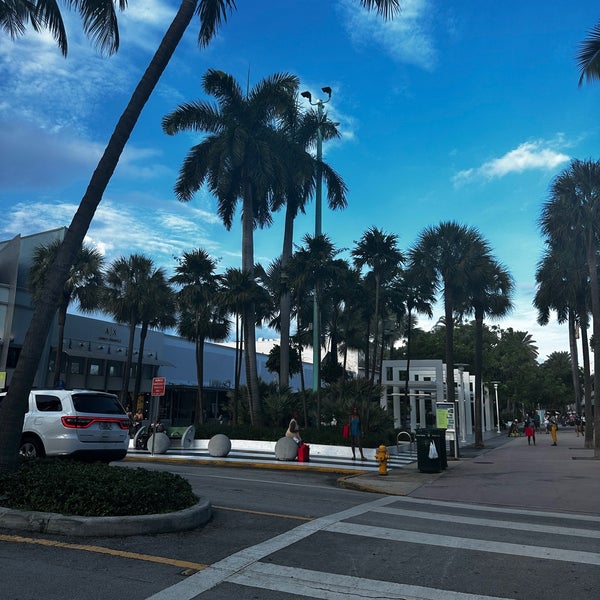 Foto diambil di 1111 Lincoln Road oleh 🦕 pada 9/1/2023