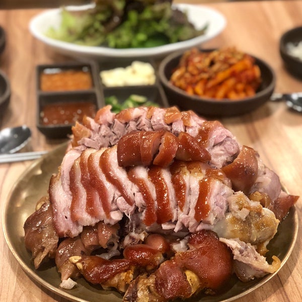 Cihan метровый кебаб. Ресторан где подают. Блюдо лопата. Кафе где подают давида. Блюдо юмор.