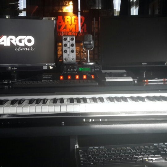 รูปภาพถ่ายที่ Argo Izmir Müzik Stüdyosu โดย Ateş Berker Ö. เมื่อ 10/17/2013