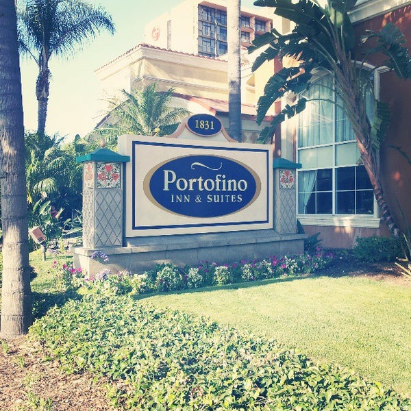Foto tomada en Anaheim Portofino Inn &amp; Suites  por Arooj A. el 6/28/2013