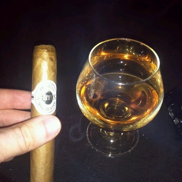 Снимок сделан в Havana Lounge and Cigar пользователем Dmitar V. 2/28/2013