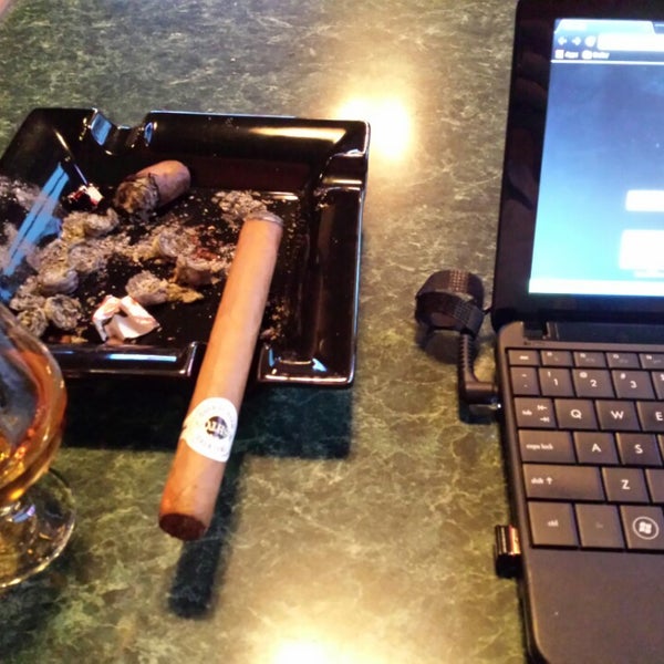 Das Foto wurde bei Havana Lounge and Cigar von Dmitar V. am 11/26/2013 aufgenommen