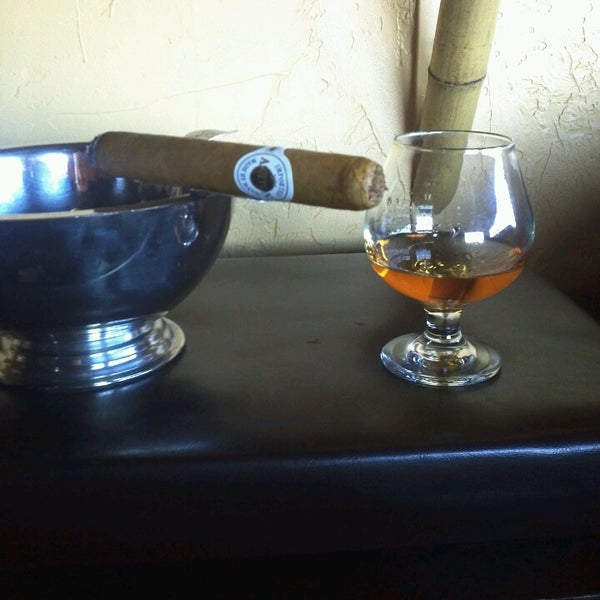 Снимок сделан в Havana Lounge and Cigar пользователем Dmitar V. 3/2/2013