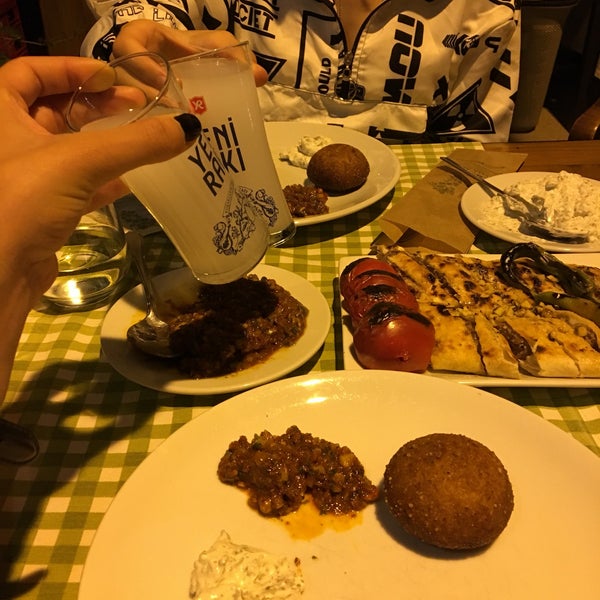 Das Foto wurde bei Asma Altı Ocakbaşı Restaurant von Dilara Gülseven am 9/12/2020 aufgenommen