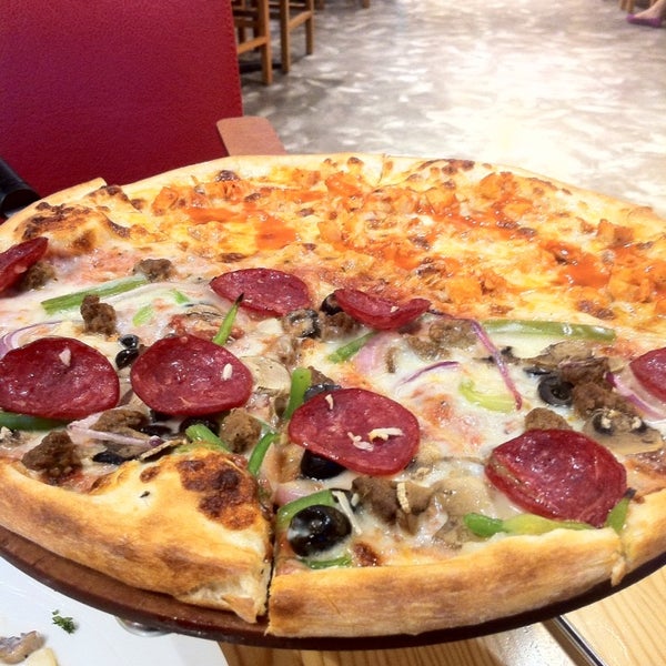 Try their Alfredo pasta , buffalo chicken pizza & Bronx pizza. 👌