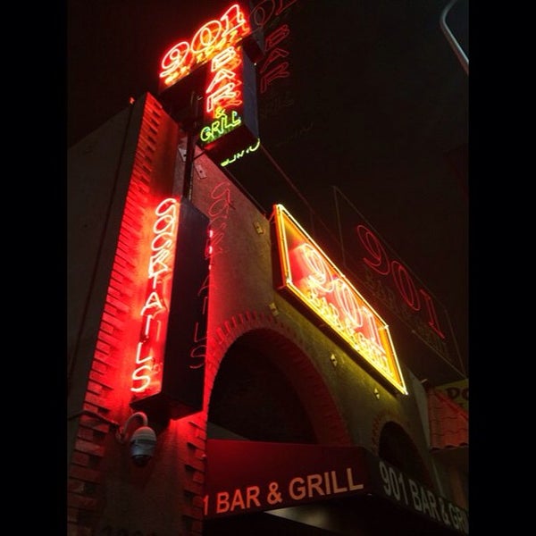 รูปภาพถ่ายที่ 901 Bar &amp; Grill โดย SERGIO AKA STEVE S. เมื่อ 11/14/2014