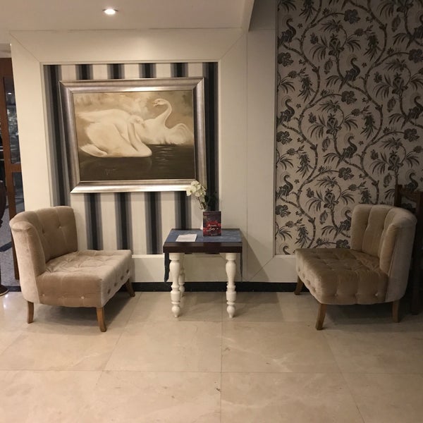 Foto tomada en Best Western Plus Khan Hotel  por Felicia T. el 9/18/2019