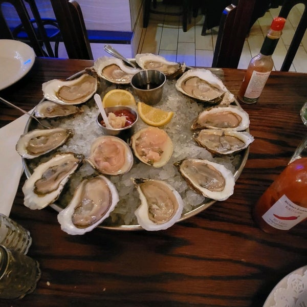 Снимок сделан в Rabia&#39;s Seafood/Oyster Bar &amp; Italian Restaurant пользователем Christina R. 12/6/2021