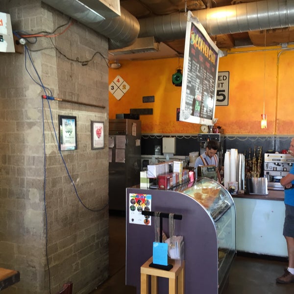 4/9/2015 tarihinde Shay R.ziyaretçi tarafından Copper Star Coffee'de çekilen fotoğraf