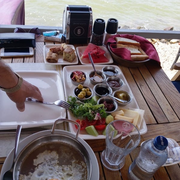 รูปภาพถ่ายที่ Denizatı Restaurant &amp; Bar โดย 🇹🇷Samba R. เมื่อ 8/14/2019