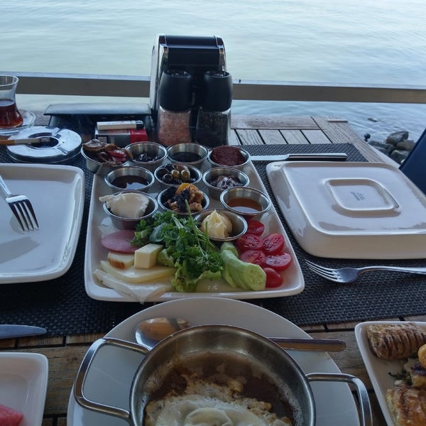 Foto tirada no(a) Denizatı Restaurant &amp; Bar por 🇹🇷Samba R. em 9/30/2019
