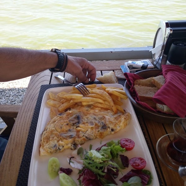 Foto tirada no(a) Denizatı Restaurant &amp; Bar por 🇹🇷Samba R. em 7/26/2019