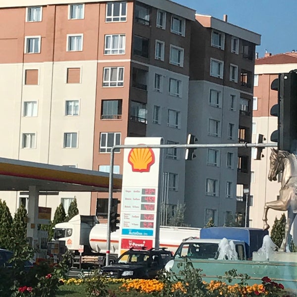 รูปภาพถ่ายที่ Shell โดย Gökhan Bey เมื่อ 8/16/2017