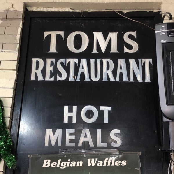 รูปภาพถ่ายที่ Tom&#39;s Restaurant โดย HPY48 เมื่อ 8/11/2019