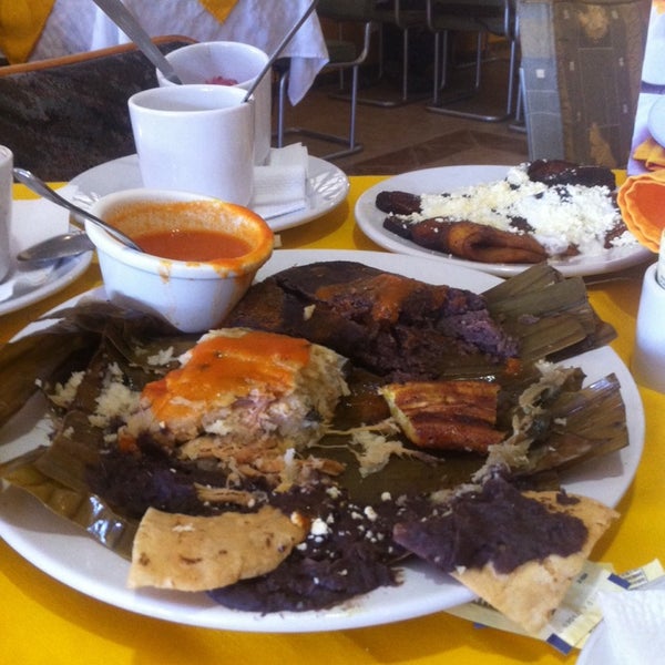 รูปภาพถ่ายที่ La Calle Restaurante โดย Mildred P. เมื่อ 6/3/2014