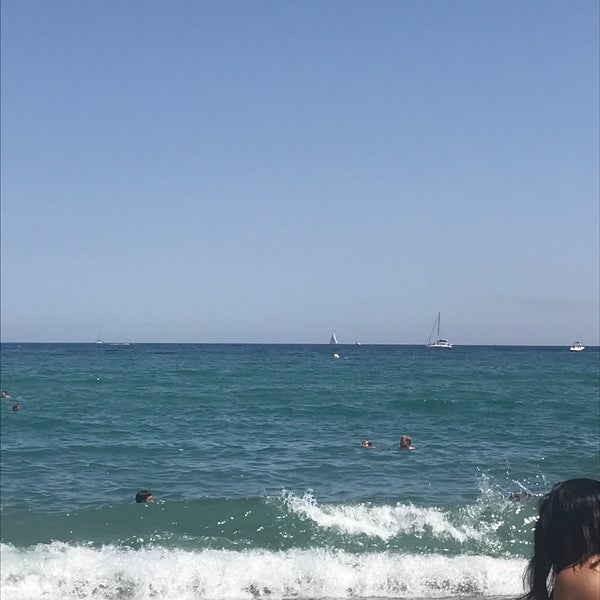 Photo taken at Sant Miquel Beach by 𝕰𝖇𝖗𝖚 Ö𝖟𝖉𝖊𝖓 on 7/14/2018