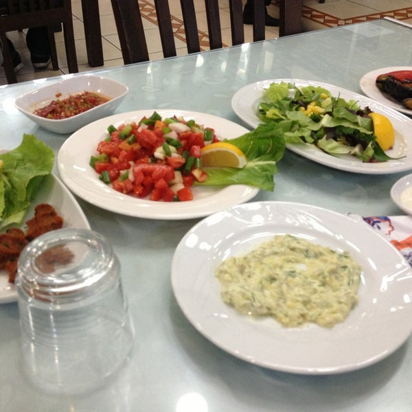 Das Foto wurde bei 01 Güneyliler Restorant von Cihan A. am 7/18/2013 aufgenommen