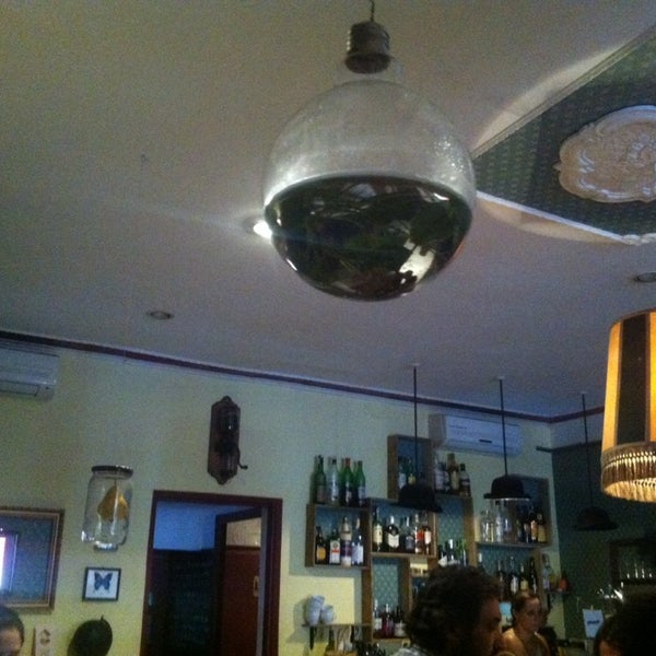 10/13/2013にAlfonso M.がAvenue barで撮った写真
