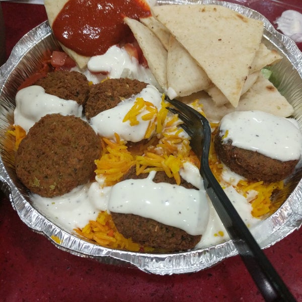 Photo taken at The Halal Guys by Amruta W. on 5/19/2018