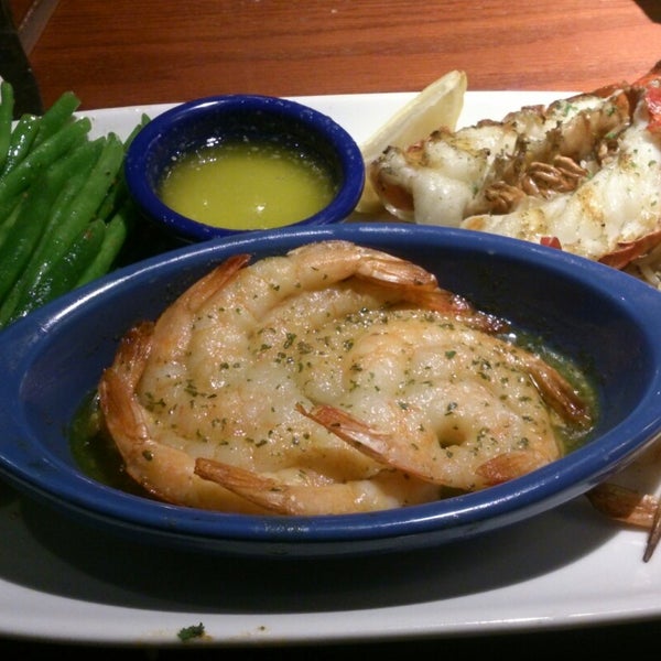 Photo taken at Red Lobster by Gibran C. on 11/2/2014