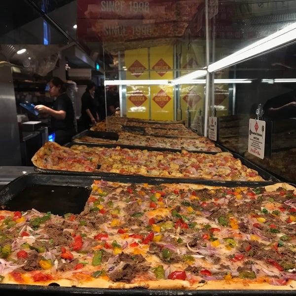รูปภาพถ่ายที่ Pizza Rustica โดย LuLu เมื่อ 3/13/2018